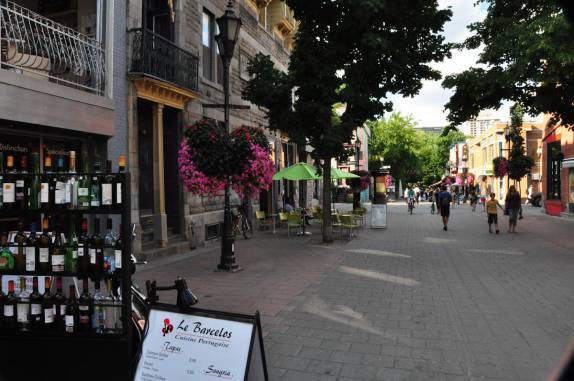 Charmosa rua para pedestres no bairro Plateau Mont Royal, em Montreal, no Canadá